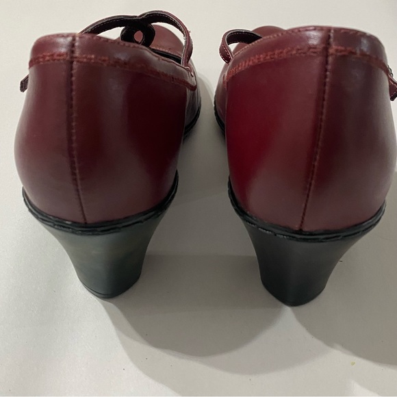 NWOB Clarks Mary Jane Deep Red Leather Buckle Strap Short Heel Shoes Size 7.5M - Picture 7 of 14